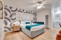 a bedroom with a bed and a ceiling fan at Santa Monica Hotel in Los Angeles