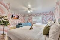 a bedroom with a bed and a ceiling fan at Santa Monica Hotel in Los Angeles