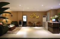 Lanura Apartments and Hotelにあるキッチンまたは簡易キッチン