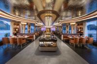 Un restaurante con mesas y sillas y un techo con estrellas. en Sea Stars Cruise Ha Long, en Ha Long