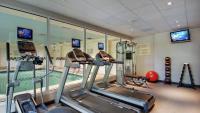 Hilton Garden Inn Raleigh Durham Airportにあるフィットネスセンターまたはフィットネス設備