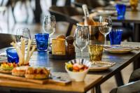 プラハにあるVienna House by Wyndham Diplomat Pragueの木製テーブル(食べ物、ワイングラス付)