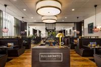 プラハにあるVienna House by Wyndham Diplomat Pragueのソファ、テーブル、シャンデリアのあるレストラン