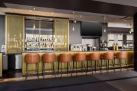 プラハにあるVienna House by Wyndham Diplomat Pragueの茶色のバースツールが備わるバー