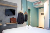 - une chambre avec un lit et une télévision dans l&#39;établissement ibis budget Lunel Porte de Camargue, à Aimargues