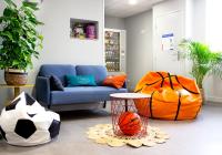 - un salon avec un canapé et un ballon dans un panier dans l&#39;établissement ibis budget Lunel Porte de Camargue, à Aimargues