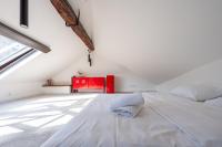 Łóżko lub łóżka w pokoju w obiekcie Sous Les Toits d'Annecy, un appartement irrésistible pour 1 à 6 personnes en plein coeur de ville