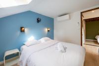 Łóżko lub łóżka w pokoju w obiekcie Sous Les Toits d'Annecy, un appartement irrésistible pour 1 à 6 personnes en plein coeur de ville