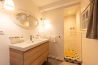 Łazienka w obiekcie Sous Les Toits d'Annecy, un appartement irrésistible pour 1 à 6 personnes en plein coeur de ville