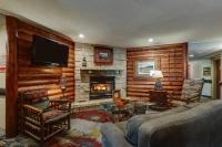 Una sala de estar con un sofá y una chimenea. en Stoney Creek lnn Galena, en Galena