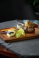 Un plato de comida con carne y verduras en una mesa. en Wymara Resort & Villas, en Grace Bay