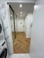 a hallway of a room with a washer and dryer at Appartement moderne de 2 pièces in Suresnes