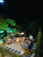 een groep mensen die 's nachts bij een vuur zitten bij Peace Home in Sa Pa