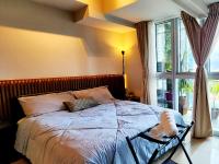 XXX Spacious 1BR BGC Uptown with Free Parking near Mall, Manila ...