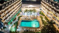 Blue Carina Hotel Phuketの敷地内または近くにあるプール