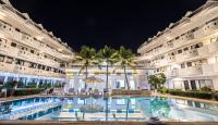 Blue Carina Hotel Phuketの敷地内または近くにあるプール