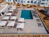 Evripus Suites游泳池或附近泳池