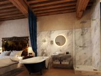 Kupatilo u objektu Cour des Loges Lyon, A Radisson Collection Hotel