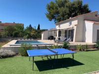 eine Tischtennisplatte im Hof eines Hauses in der Unterkunft Villa Andrée avec piscine à proximité de la mer in Saint-Cyr-sur-Mer