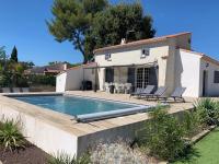 eine Villa mit einem Swimmingpool vor einem Haus in der Unterkunft Villa Andrée avec piscine à proximité de la mer in Saint-Cyr-sur-Mer