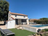 eine Villa mit Swimmingpool und ein Haus in der Unterkunft Villa Andrée avec piscine à proximité de la mer in Saint-Cyr-sur-Mer