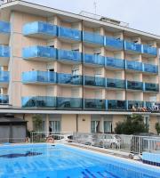 Bazén v ubytovaní Hotel La Bussola alebo v jeho blízkosti