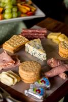 ein Tablett mit verschiedenen Fleischsorten und Käse in der Unterkunft Elephant Rock Private Safari Lodge in Ladysmith