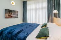 - une chambre avec un lit doté d&#39;une couverture bleue dans l&#39;établissement Citihome Alésia, à Paris