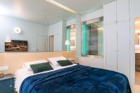 - une chambre avec un grand lit et 2 oreillers verts dans l&#39;établissement Citihome Alésia, à Paris