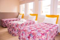 Habitación con 2 camas y 2 almohadas en Nhtel Acomodações, en Novo Hamburgo