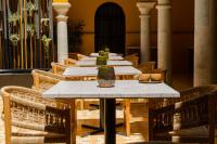 una mesa larga en una habitación con sillas en Hotel Casona Oaxaca, en Oaxaca City