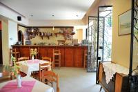 Reštaurácia alebo iné gastronomické zariadenie v ubytovaní Logan's Beach Hotel