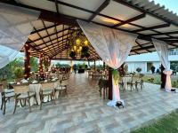 una sala banchetti con tavoli, sedie e lampadario a braccio di Casa Bita Morales CASA 201 a Cartagena de Indias