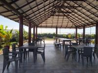 un gruppo di tavoli e sedie sotto un padiglione di Casa Bita Morales CASA 201 a Cartagena de Indias