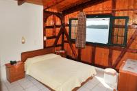 Posteľ alebo postele v izbe v ubytovaní Logan's Beach Hotel