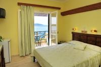 Posteľ alebo postele v izbe v ubytovaní Logan's Beach Hotel