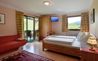 A bed or beds in a room at Gästehaus Hölzl
