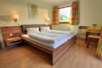 A bed or beds in a room at Gästehaus Hölzl