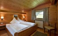 A bed or beds in a room at Gästehaus Hölzl