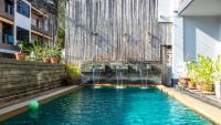 Bazén v ubytování Deng's kamala beach Guesthouse nebo v jeho okolí