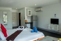 Postel nebo postele na pokoji v ubytování Deng's kamala beach Guesthouse