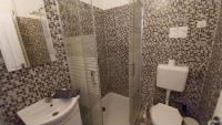 Kúpeľňa v ubytovaní Aradi Rooms with Private bathroom in the City Centre