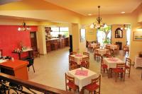 Reštaurácia alebo iné gastronomické zariadenie v ubytovaní Logan's Beach Hotel