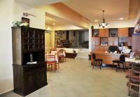 Reštaurácia alebo iné gastronomické zariadenie v ubytovaní Logan's Beach Hotel