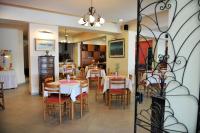 Reštaurácia alebo iné gastronomické zariadenie v ubytovaní Logan's Beach Hotel