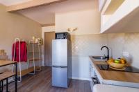La cuisine est équipée d&#39;un réfrigérateur et d&#39;un évier. dans l&#39;établissement AU PIED Du Grand Bassin, à Castelnaudary