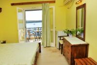 Posteľ alebo postele v izbe v ubytovaní Logan's Beach Hotel