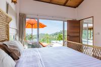 Postel nebo postele na pokoji v ubytování 2br Modern Balinese pool & sea view villa #5