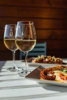 Cabañas de Lires في Lires: كأسين من النبيذ الأبيض وطبق طعام على الطاولة