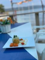 un plato de comida sentado en una mesa en La Isla Bonita, en Punta Rucia